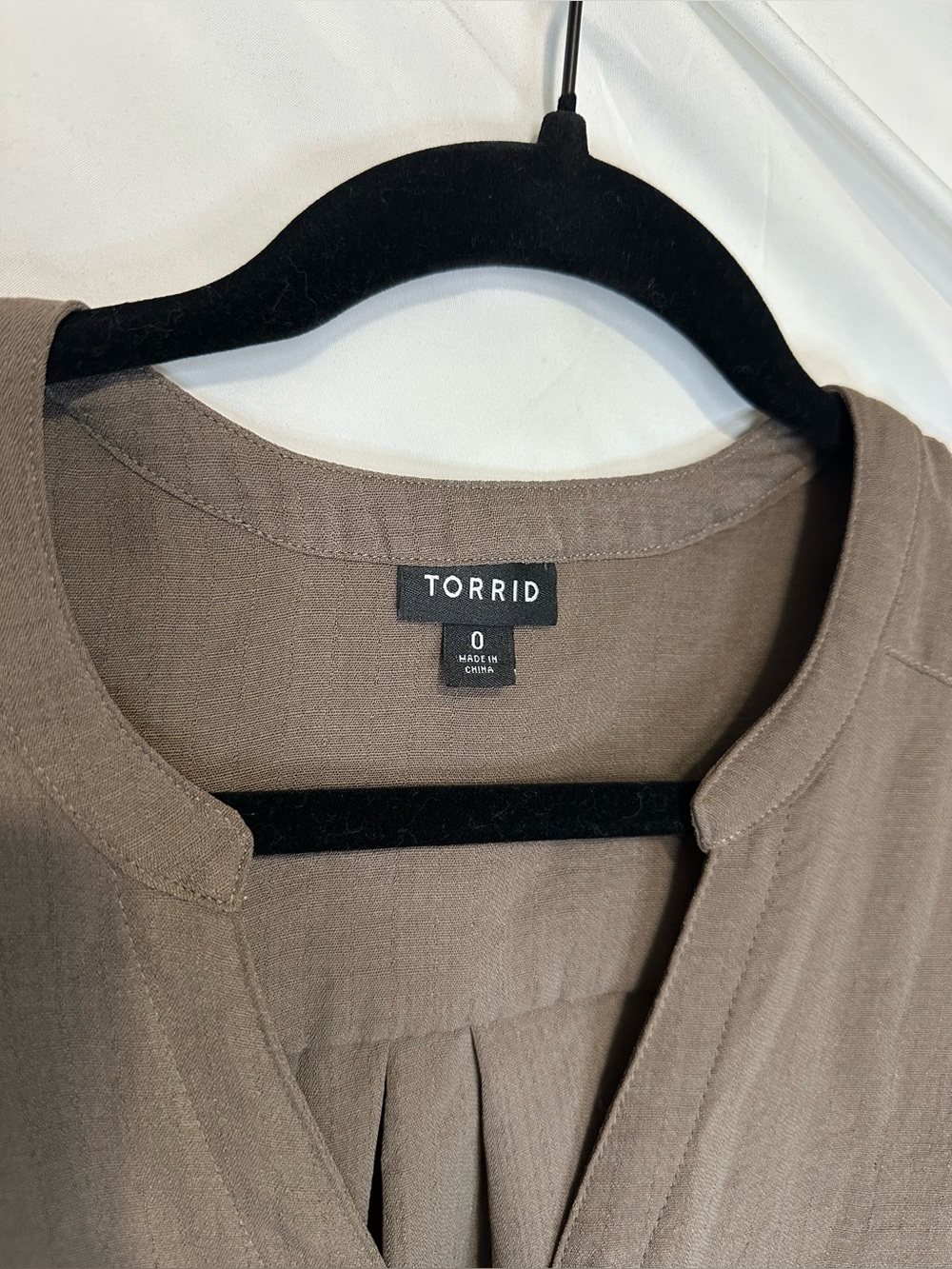 Torrid Harper Mushroom Brown Notch-Neck Women's Top size 0 (12/14) - Picture 2 of 4